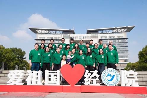 图片包含 天空, 户外, 树, 人员描述已自动生成