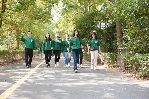 图片包含 树, 户外, 道路, 地面描述已自动生成