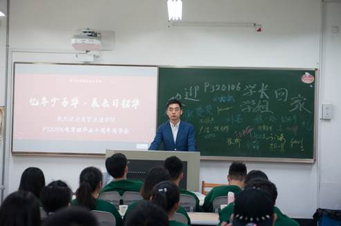 图片包含 人员, 室内, 墙壁, 人物描述已自动生成